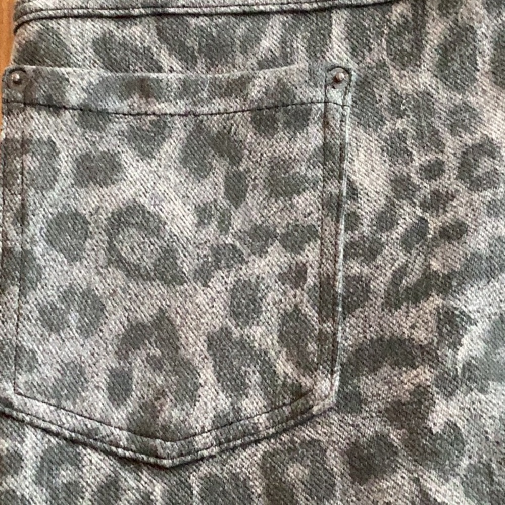 Hue new with tags. Grey & black leopard legging